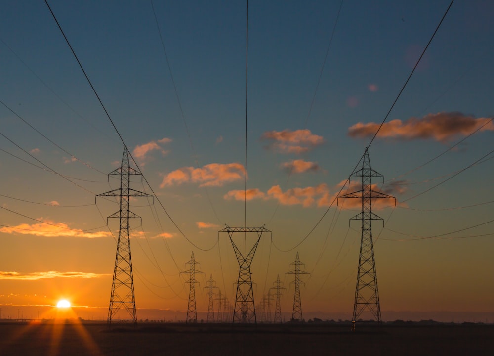 Pylônes haute tension au crépuscule — réseau électrique RTE